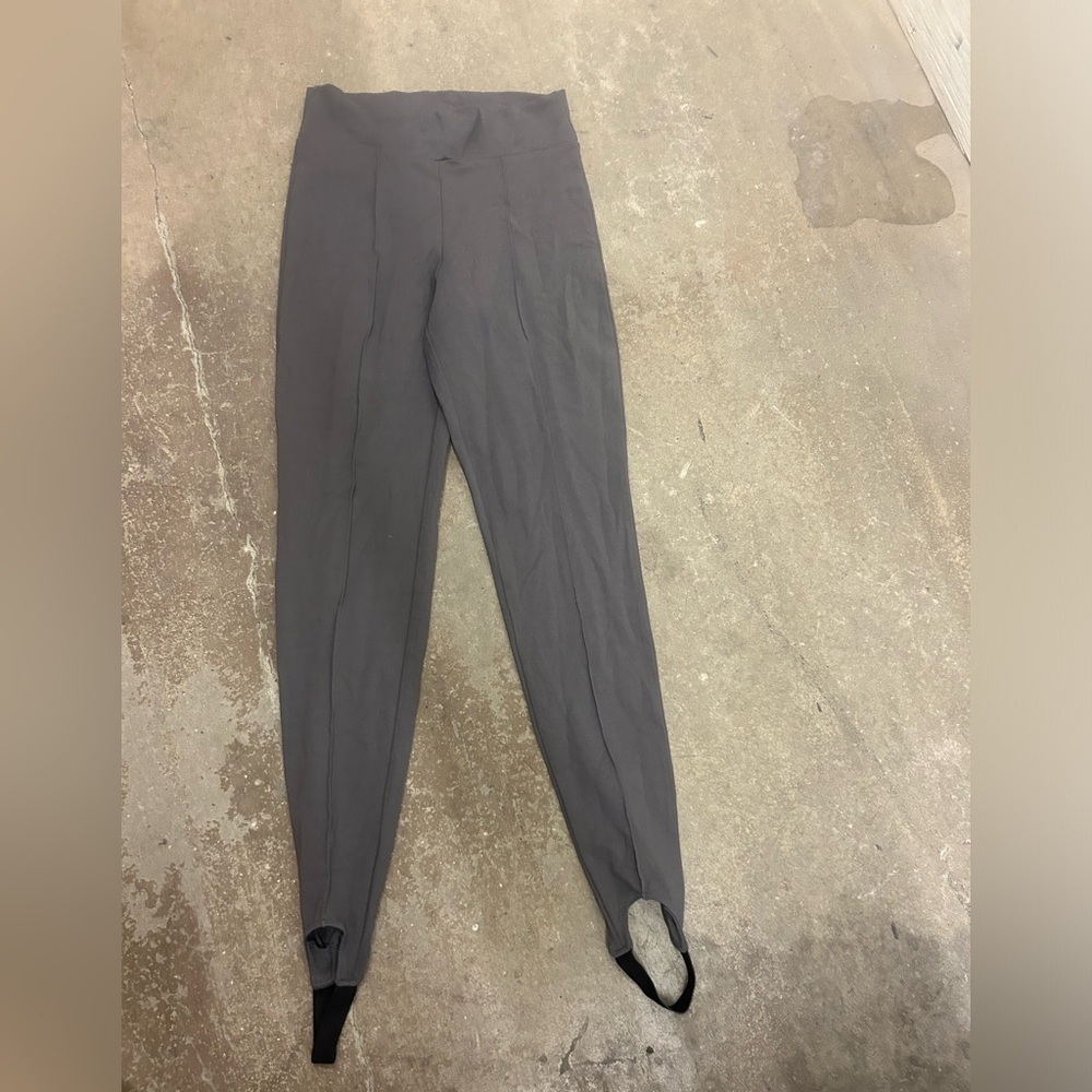 Zara gray Stirrup Leggings
Waist 13’
Rise 11’
Inseam 27’